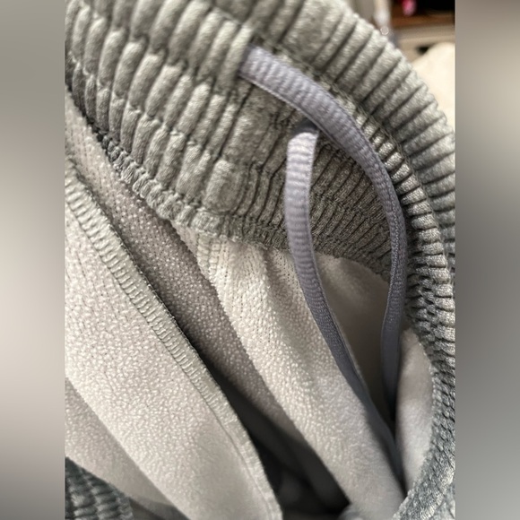 Men’s Gray Armour Sweatpants - Picture 4 of 5